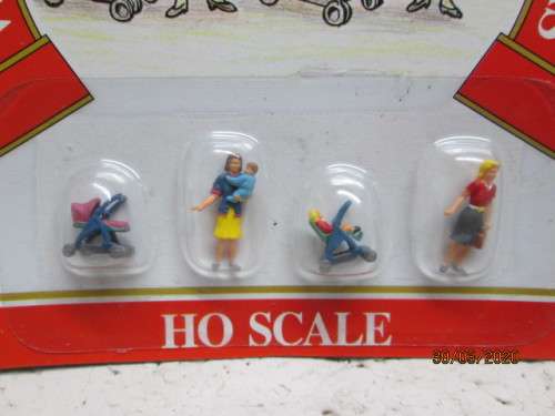 HO SCALE : MODELPOWER FIGURINES : WOMEN WITH CHILDREN & STROLLERS - LOT 714z