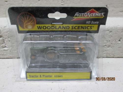 HO SCALE : WOODLAND SCENICS: TRACTOR & PLANTER (BOXED) - LOT 723z