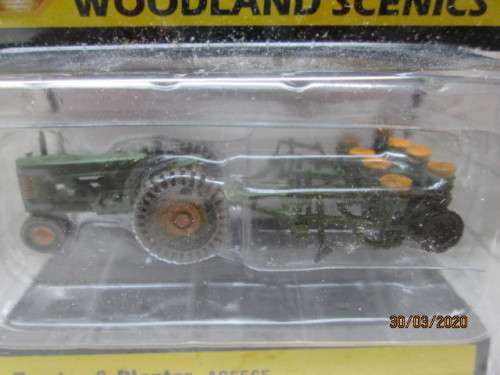 HO SCALE : WOODLAND SCENICS: TRACTOR & PLANTER (BOXED) - LOT 723z