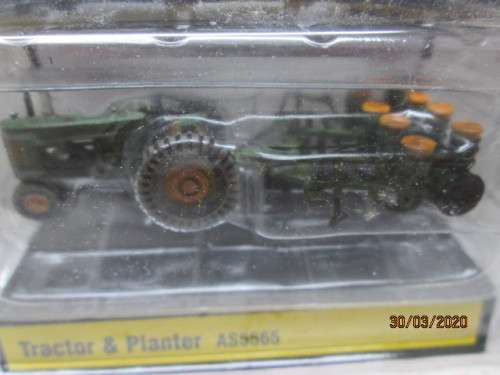 HO SCALE : WOODLAND SCENICS: TRACTOR & PLANTER (BOXED) - LOT 723z