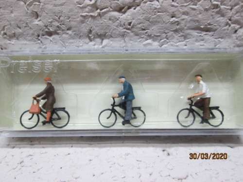 HO SCALE : PREISER FIGURINES : x3 CYCLISTS (BOXED) - LOT 732z