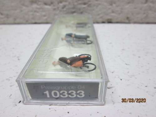 HO SCALE : PREISER FIGURINES : x3 CYCLISTS (BOXED) - LOT 732z