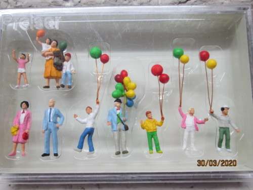 HO SCALE : PREISER FIGURINES : SELLING BALLOONS (BOXED) - LOT 757z