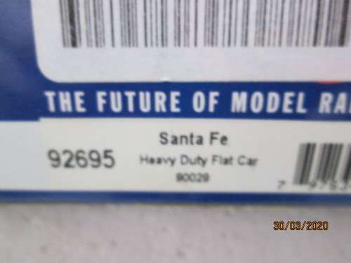 HO SCALE : ATHEARN SANTE FE HEAVY DUTY FLAT CAR WITH LOAD (BOXED) - LOT 790z