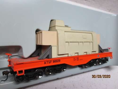 HO SCALE : ATHEARN SANTE FE HEAVY DUTY FLAT CAR WITH LOAD (BOXED) - LOT 790z
