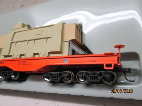 HO SCALE : ATHEARN SANTE FE HEAVY DUTY FLAT CAR WITH LOAD (BOXED) - LOT 790z