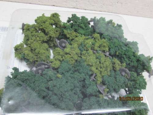 HO SCALE : WOODLAND SCENICS : x23 DECIDUOUS TREES (BOXED) - LOT 846z