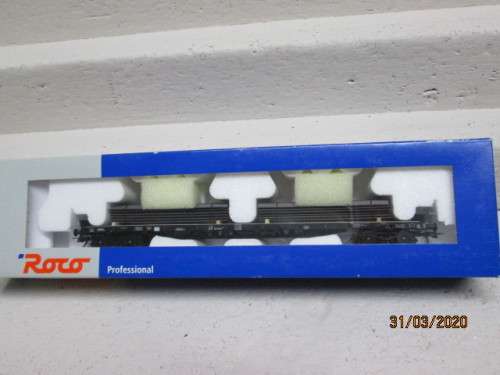 HO SCALE : ROCO LONG FLAT CAR WITH METAL LOAD (BOXED) - LOT 890z