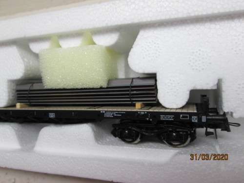 HO SCALE : ROCO LONG FLAT CAR WITH METAL LOAD (BOXED) - LOT 890z