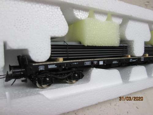 HO SCALE : ROCO LONG FLAT CAR WITH METAL LOAD (BOXED) - LOT 890z