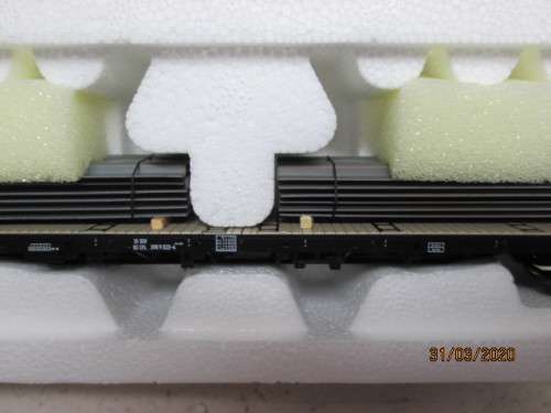 HO SCALE : ROCO LONG FLAT CAR WITH METAL LOAD (BOXED) - LOT 890z