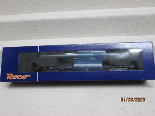 HO SCALE : ROCO LONG FLAT CAR WITH GREY PIPE LOAD (BOXED) - LOT 891z