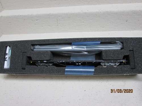 HO SCALE : ROCO LONG FLAT CAR WITH GREY PIPE LOAD (BOXED) - LOT 891z