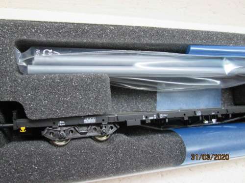 HO SCALE : ROCO LONG FLAT CAR WITH GREY PIPE LOAD (BOXED) - LOT 891z