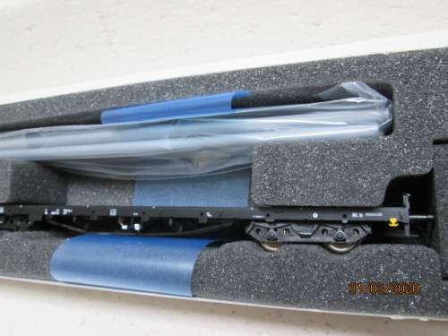 HO SCALE : ROCO LONG FLAT CAR WITH GREY PIPE LOAD (BOXED) - LOT 891z