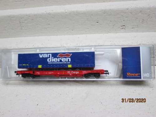 HO SCALE : ROCO LONG FLAT CAR WITH ROAD TRAILER LOAD (BOXED) - LOT 893z