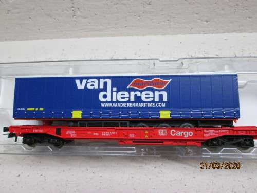 HO SCALE : ROCO LONG FLAT CAR WITH ROAD TRAILER LOAD (BOXED) - LOT 893z