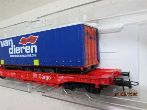 HO SCALE : ROCO LONG FLAT CAR WITH ROAD TRAILER LOAD (BOXED) - LOT 893z