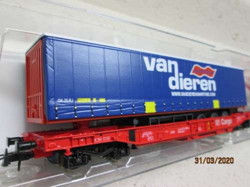 HO SCALE : ROCO LONG FLAT CAR WITH ROAD TRAILER LOAD (BOXED) - LOT 893z