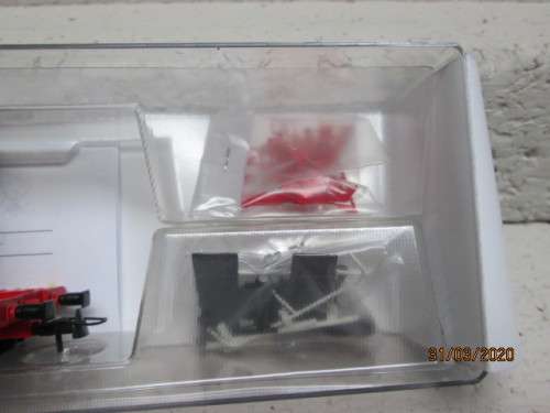 HO SCALE : ROCO LONG FLAT CAR WITH ROAD TRAILER LOAD (BOXED) - LOT 893z