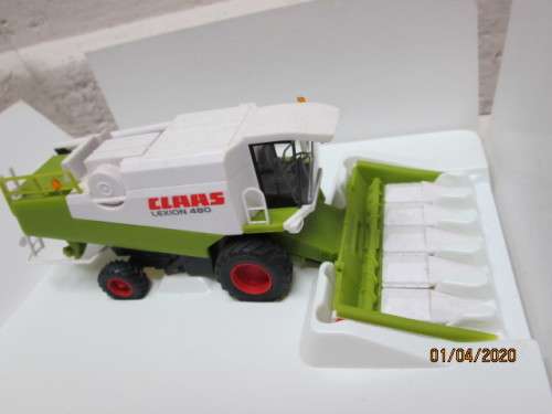 HO SCALE : WIKING CLAAS HARVESTER  (BOXED) - LOT 972z