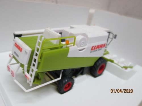 HO SCALE : WIKING CLAAS HARVESTER  (BOXED) - LOT 972z