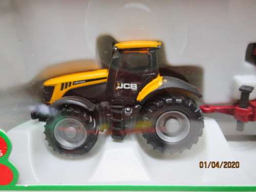 HO SCALE : SIKU JCV TRACTOR WITH FARM TRAILER (BOXED) - LOT 974z