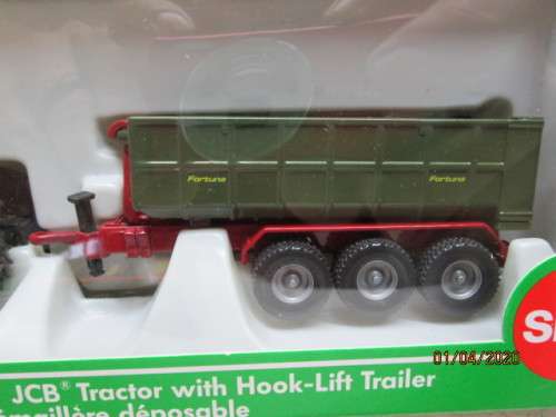 HO SCALE : SIKU JCV TRACTOR WITH FARM TRAILER (BOXED) - LOT 974z
