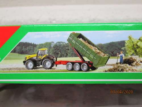 HO SCALE : SIKU JCV TRACTOR WITH FARM TRAILER (BOXED) - LOT 974z