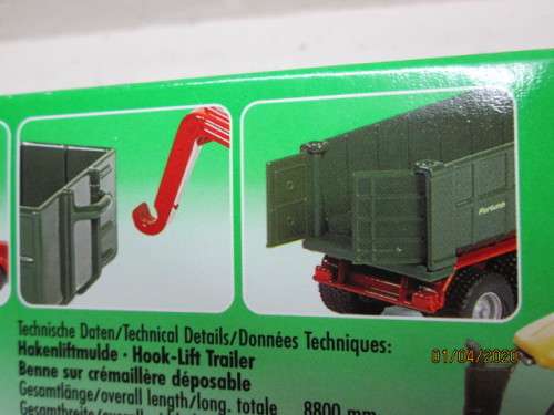 HO SCALE : SIKU JCV TRACTOR WITH FARM TRAILER (BOXED) - LOT 974z