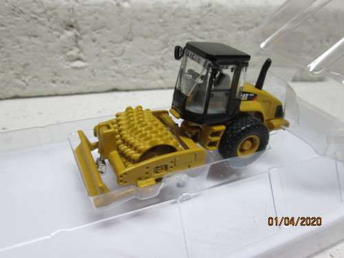 HO SCALE : NORSCOT CAT CP56 PADFOOT DRUM VIBRATORY SOIL COMPACTOR (BOXED) - LOT 993z