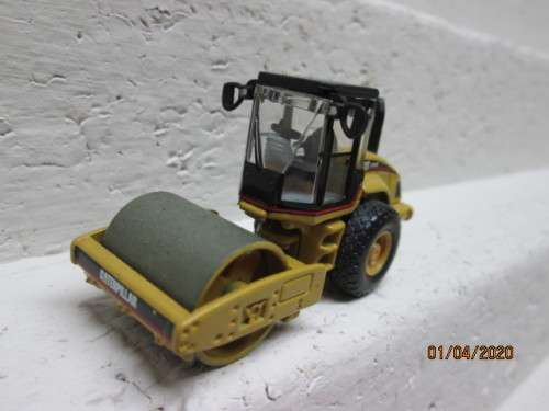 HO SCALE : NORSCOT CAT CS-563E SMOOTH DRUM VIBRATORY SOIL COMPACTOR - LOT 994z