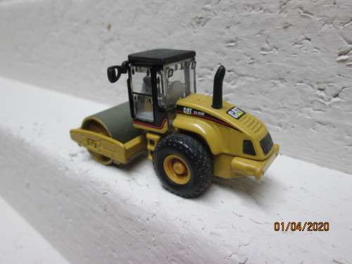 HO SCALE : NORSCOT CAT CS-563E SMOOTH DRUM VIBRATORY SOIL COMPACTOR - LOT 994z