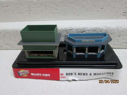 HO SCALE : WOODLAND SCENICS - 'BOBS NEWS & MAGAZINES' STATION PLATFORM STAND (BOXED) - LOT 29AA