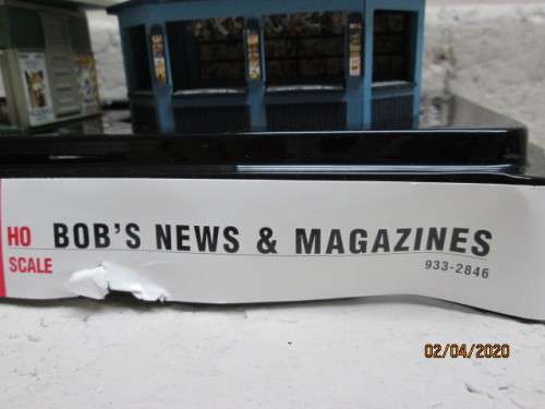 HO SCALE : WOODLAND SCENICS - 'BOBS NEWS & MAGAZINES' STATION PLATFORM STAND (BOXED) - LOT 29AA