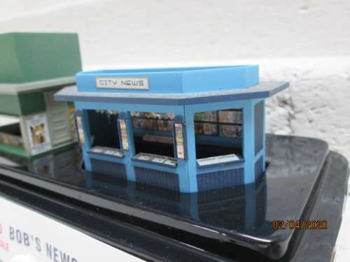 HO SCALE : WOODLAND SCENICS - 'BOBS NEWS & MAGAZINES' STATION PLATFORM STAND (BOXED) - LOT 29AA