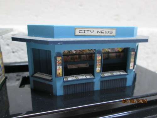 HO SCALE : WOODLAND SCENICS - 'BOBS NEWS & MAGAZINES' STATION PLATFORM STAND (BOXED) - LOT 29AA