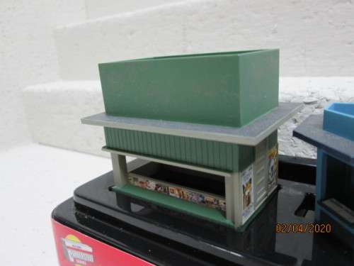 HO SCALE : WOODLAND SCENICS - 'BOBS NEWS & MAGAZINES' STATION PLATFORM STAND (BOXED) - LOT 29AA