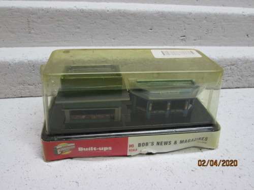 HO SCALE : WOODLAND SCENICS - 'BOBS NEWS & MAGAZINES' STATION PLATFORM STAND (BOXED) - LOT 29AA