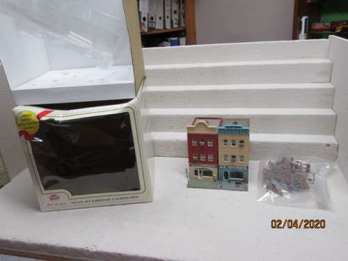 HO SCALE : MODELPOWER - ACE HARDWARE & BARBERSHOP (BOXED) - LOT 36AA