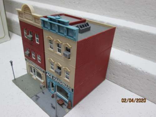 HO SCALE : MODELPOWER - ACE HARDWARE & BARBERSHOP (BOXED) - LOT 36AA