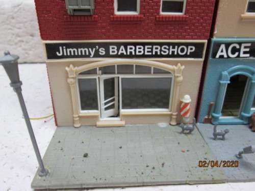 HO SCALE : MODELPOWER - ACE HARDWARE & BARBERSHOP (BOXED) - LOT 36AA