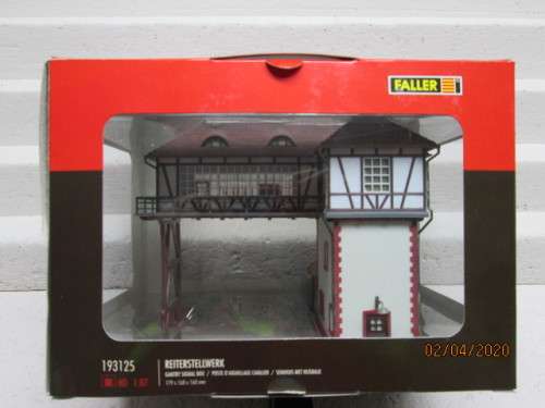HO SCALE : FALLER GANTRY SIGNAL BOX (BOXED)  - LOT 46AA