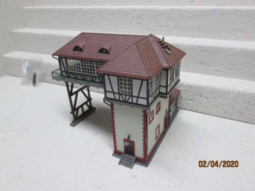 HO SCALE : FALLER GANTRY SIGNAL BOX (BOXED)  - LOT 46AA