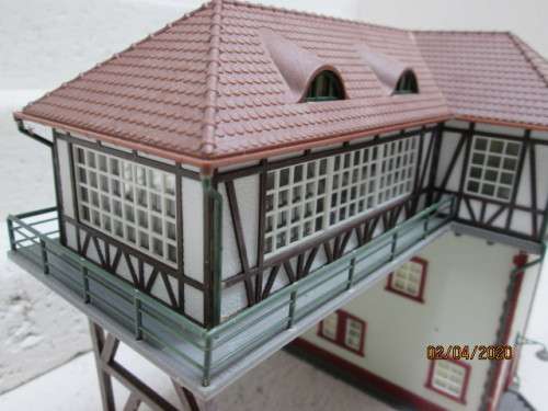 HO SCALE : FALLER GANTRY SIGNAL BOX (BOXED)  - LOT 46AA