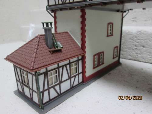 HO SCALE : FALLER GANTRY SIGNAL BOX (BOXED)  - LOT 46AA