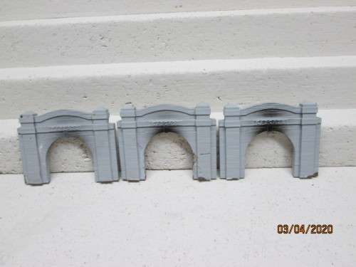 HO & N SCALE : CHOOCH  x3 SINGLE RAIL TUNNEL ENTRANCES - LOT 76AA