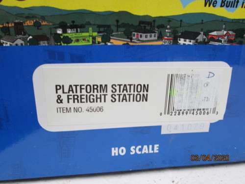 HO SCALE : BACHMANN PLATFORM STATION & FREIGHT STATION (BOXED) - LOT 119AA