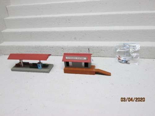 HO SCALE : BACHMANN PLATFORM STATION & FREIGHT STATION (BOXED) - LOT 119AA