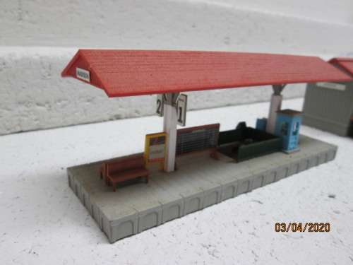 HO SCALE : BACHMANN PLATFORM STATION & FREIGHT STATION (BOXED) - LOT 119AA